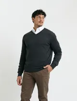 Sweater de punto color ladrillo con cuello en V y mangas largas.