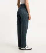 Pantalón de jean corte recto con cintura con trabillas, cierre de botón y cremallera, y bolsillos funcionales en frente y espalda.