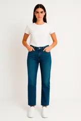 Pantalón de jean azul de corte recto y tiro alto, con cierre frontal y bolsillos laterales.