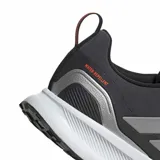 Championes de running Adidas modelo Runfalcon 5 TR, color negro con detalles en gris y naranja. Presentan mediasuela Cloudfoam para amortiguación, suela Adiwear para tracción en superficies mixtas y exterior de malla técnica transpirable con refuerzos estructurales.