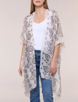 Kimono confeccionado en algodón ligero con diseño estampado de arabescos en tonos marrones sobre base beige, de corte suelto y envolvente con mangas amplias.