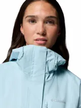 Campera impermeable Columbia modelo Hikebound II, color celeste, con capucha ajustable, cierre frontal con solapa, bolsillos con cremallera y puños ajustables.