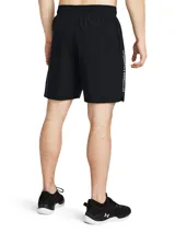 Short deportivo Under Armour de tejido ligero, diseñado para entrenamiento. Presenta cintura elástica con cordón interno, bolsillos laterales abiertos y aberturas laterales en el bajo para mayor movilidad.