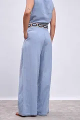 Pantalón celeste de lino de corte palazzo con pinzas en la cintura.