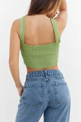 Top corto verde agua de tejido de punto acanalado con escote redondo y tirantes finos.