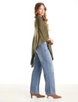 Poncho tejido de punto con diseño asimétrico y aberturas laterales para los brazos.