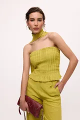 Conjunto de top strapless y falda midi con volados, color fucsia, con textura plisada y bufanda al cuello.