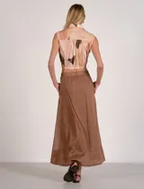 Top camisero corto estampado de marca Elan, sin mangas, con cuello camisero y cierre frontal de botones. Cuenta con dos bolsillos en el pecho con solapa y cintura elastizada fruncida.