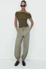 Camiseta negra de corte slim fit, con cuello barco y manga corta.