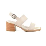 Sandalias de tacón bajo color beige con textura tipo piel de reptil, dos tiras anchas sobre el empeine y pulsera con hebilla al tobillo.