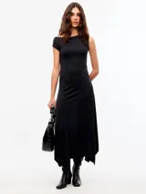 Vestido largo negro de manga corta con escote asimétrico y ruedo irregular. Cuenta con recortes delanteros y traseros.