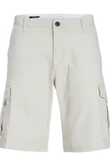 Short cargo color beige, de corte regular, con bolsillos laterales y cierre con cremallera.