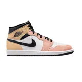 Championes Nike Air Jordan 1 Mid SE, inspirados en los atardeceres de Chicago. Diseño en cuero blanco y negro con superposiciones de gamuza color salmón y naranja.