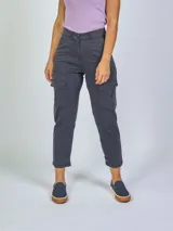 Pantalón cargo gris oscuro, de tiro alto, corte recto y calce relajado, con bolsillos laterales y bolsillos ocultos con tapa a media pierna. Detalle de pasacintos dobles y presilla ajustable con doble botón en los bajos.