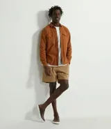 Camisa color ladrillo de manga larga, estilo casual, en tela oxford de algodón, con dos bolsillos frontales y cierre con botones. Corte recto.