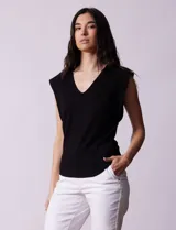 Buzo tejido en hilado fino color beige, con escote en V y sin mangas.