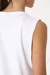 Musculosa blanca de algodón con corte holgado y sisas amplias.