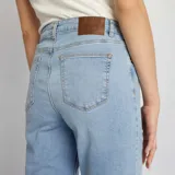 Jean de mujer tiro alto, corte recto, color azul claro lavado.