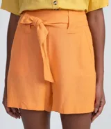 Short de tiro alto confeccionado en mezcla de viscosa y lino en color naranja. Presenta una cintura con pasadores anchos, lazo de ajuste del mismo tejido y bolsillos laterales.