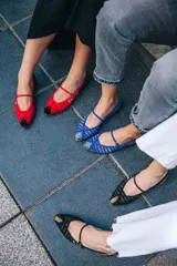 Bailarinas negras con pulsera, diseño bicolor que combina negro, dorado y transparencias. Fabricadas en España con materiales de alta calidad. Diseño con múltiples calados y rejilla transparente negra en la parte delantera. Punta y talón de seda plisada en oro y negro. Interior de piel y suela de cuero. Incluye cuña interna de 1,5cm y plantillas intercambiables de piel y lana.