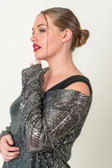 Blusa de fiesta con lentejuelas plateadas y verde esmeralda, forrada en viscosa, con escote en V y mangas tres cuartos.