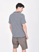 Remera blanca a rayas horizontales azul marino, con cuello redondo y logo estampado en el pecho.