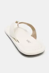 Sandalia plana de piel en color blanco, con tiras delanteras separadoras de dedos y detalle de nudo.