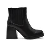 Bota corta negra de cuero sintético, con elástico en los laterales, punta redondeada y taco cuadrado.