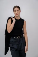 Chaleco negro tejido en alpaca, sin mangas y con cuello redondo. Corte recto y textura suave.