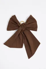 Colgante para bolso con lazo marrón y aro metálico dorado.