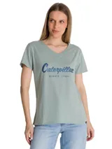 Remera de cuello en V color verde menta con estampa frontal del logo de la marca en tono azul metalizado. Presenta mangas cortas y un corte clásico.