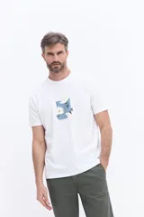 Remera de manga corta color verde menta, con cuello redondo y corte regular. Presenta un estampado frontal con flores blancas sobre un recuadro rectangular de color marrón y el logo de la marca Brooksfield.