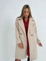 Tapado celeste de paño con doble botonadura, cuello solapa y bolsillos laterales.