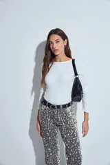 Body de manga larga en color blanco, con cuello redondo y ajuste al cuerpo. Presenta un diseño minimalista y versátil, ideal para usar como prenda base.