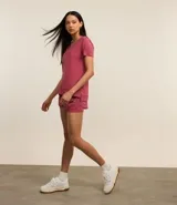 Bermuda deportiva tipo runner, color verde menta, confeccionada en microfibra con cintura elástica. Tiene un corte holgado y bajo redondeado.