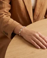 Pulsera de acero con baño de plata y esferas deslizantes decorativas intercaladas en una fina cadena.