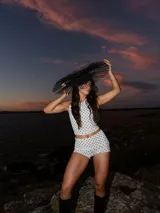 Top halter blanco con lunares negros, de corte ajustado y estilo atemporal.