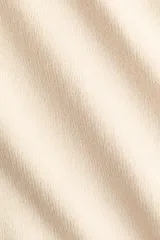 Saco de punto fino en mezcla de viscosa, con cuello redondo, cierre frontal de botones y terminaciones acanaladas en puños y bajo.