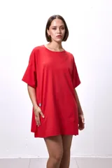 Vestido corto rojo de algodón, con corte oversized, mangas cortas y parche de la marca en el frente.