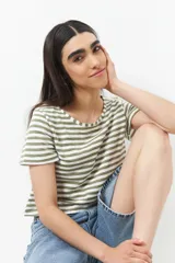 Remera corta a rayas horizontales azul marino y blanco, de manga corta y corte ajustado.