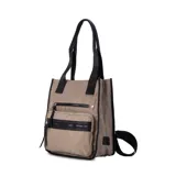 Mochila y cartera híbrida confeccionada en nylon de color beige con detalles y correas en negro. Posee dos asas superiores para llevar al hombro y correas traseras ajustables para usar como mochila. Presenta dos bolsillos frontales con cierre de cremallera y tiradores largos.