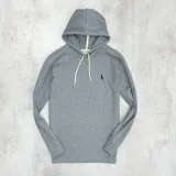 Canguro gris de algodón con capucha y cordones blancos.