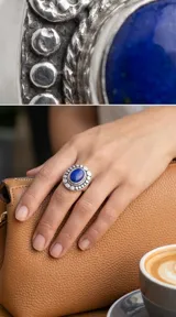 Anillo de plata 925 con diseño artesanal de estilo étnico, presenta una piedra central ovalada de color azul intenso rodeada por una estructura de círculos texturizados y detalles trenzados.