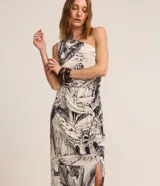 Pollera midi de Marfinno, confeccionada en viscolino con mezcla de lino y viscosa, con diseño estampado de paisajes modernistas en blanco y negro, nudo lateral y tajo frontal.
