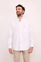 Camisa Oxford de corte clásico, confeccionada 100% en algodón con patrón de cuadros en tonos blancos, azules y amarillos. Cuenta con cuello abotonado, bolsillo frontal en el pecho con logo bordado y cierre de botones.