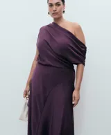 Vestido midi de satén con diseño asimétrico, cuello drapeado y una sola manga corta. Presenta un bajo irregular y cierre lateral con cremallera.