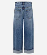 Pantalón wide leg de tiro bajo confeccionado en denim de algodón. Presenta un diseño de pierna amplia con ruedo doblado, cintura con pasadores y cierre frontal con botón y cremallera.