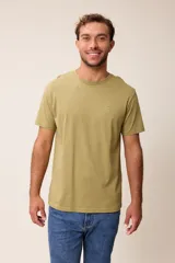 Remera básica de manga corta con cuello redondo y corte regular fit. Presenta un pequeño bordado en el pecho.