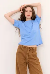 Remera básica lisa de manga corta y cuello redondo en color celeste.