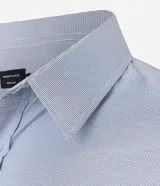 Camisa de vestir para hombre, de manga larga y calce clásico, confeccionada en tricolina de algodón y poliéster, con diseño de cuadros grid en tono celeste claro. Presenta cuello camisero, cierre frontal con botones y puños ajustables con botón único.